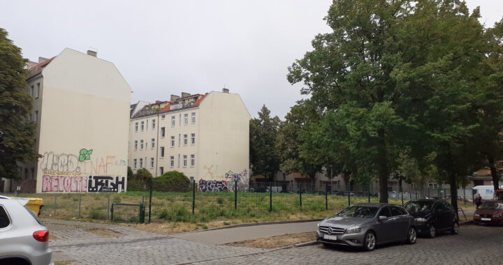 Brachfläche mit Häusern im Hintergrund -Spielplatz Goethestr. 9, 11, Lehderstr. 73 - 08.07.2022