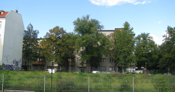 Brachfläche mit Häusern im Hintergrund - B1 Spielplatz Goethestr. 9, 11, Lehderstr. 73 - 21.09.2022