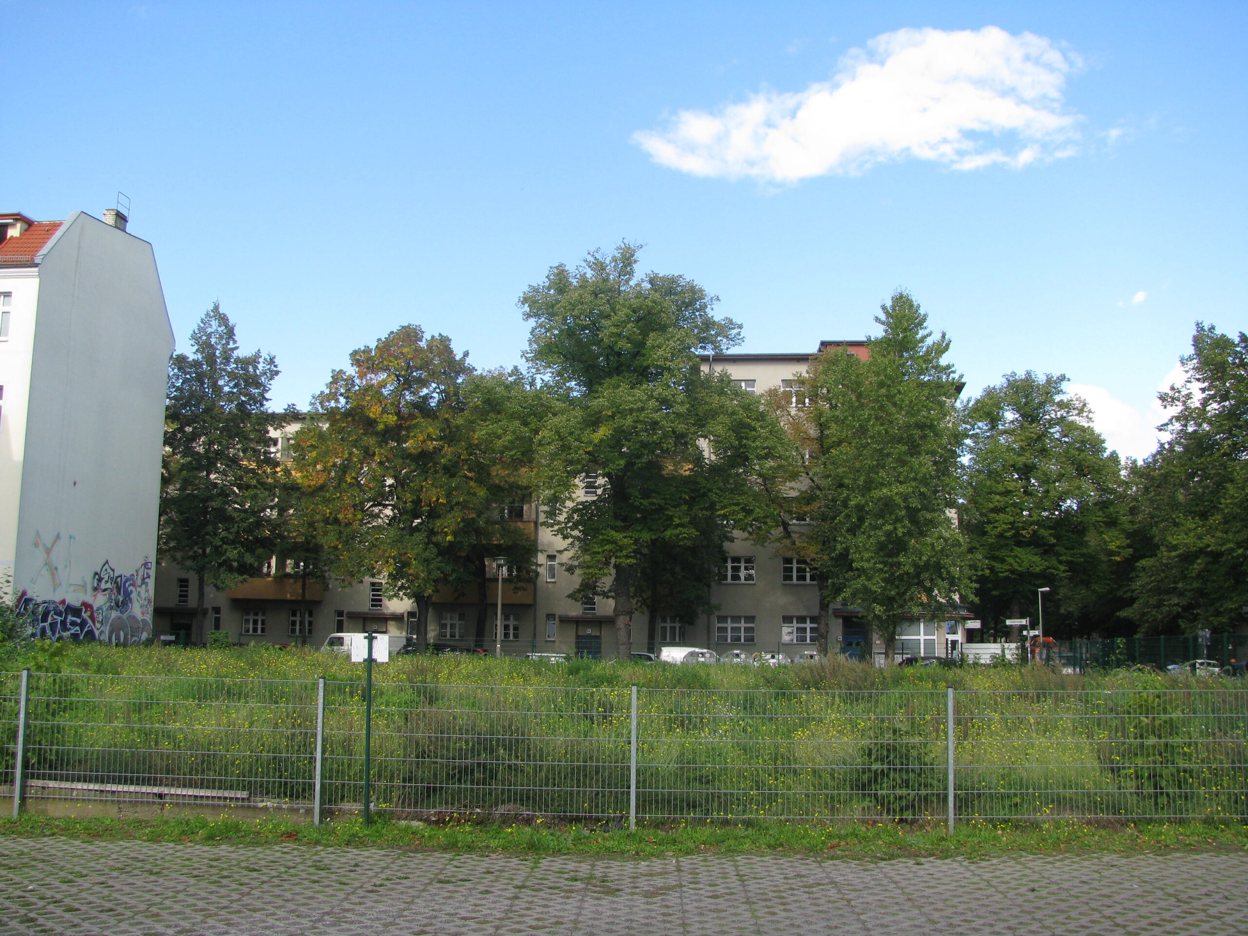 Brachfläche mit Häusern im Hintergrund - B1 Spielplatz Goethestr. 9, 11, Lehderstr. 73 - 21.09.2022